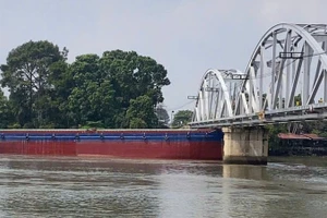 Tàu hàng va vào cầu Ghềnh trên sông Đồng Nai.