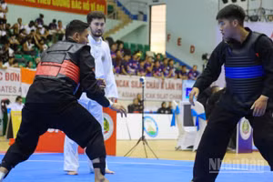 Một trận chung kết nội dung nam đối kháng.