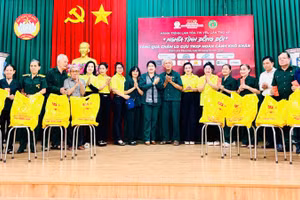 Ban tổ chức trao quà tặng các thanh niên xung phong có hoàn cảnh khó khăn ở Đồng Nai.