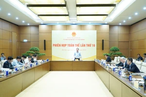 Phiên họp toàn thể lần thứ 16 Ủy ban Kinh tế và Tài chính, tháng 12/2025. (Ảnh: Quochoi.vn)