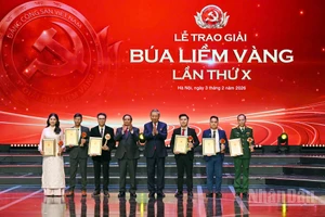Tổng Bí thư Tô Lâm và Thủ tướng Chính phủ Phạm Minh Chính trao giải A cho các tác giả, đại diện nhóm tác giả. (Ảnh: THỦY NGUYÊN)