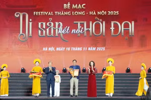 Ban Tổ chức tặng quà lưu niệm tôn vinh những tập thể, cá nhân có đóng góp cho Festival Thăng Long-Hà Nội 2025.
