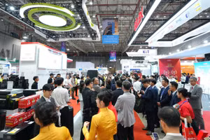 Khách tham quan triển lãm Vietnam ETE & Greenergy Expo 2025.