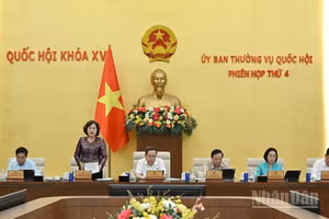 Phó Chủ tịch Quốc hội Nguyễn Thị Hồng điều hành phiên thảo luận sáng 14/7. (Ảnh: THỦY NGUYÊN)