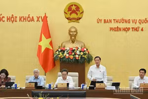 Phó Chủ tịch Quốc hội Nguyễn Khắc Định điều hành nội dung phiên họp. (Ảnh: THỦY NGUYÊN)