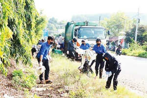 Đoàn Thanh niên xã Nha Bích, tỉnh Đồng Nai chung tay thu gom rác thải, vệ sinh môi trường.
