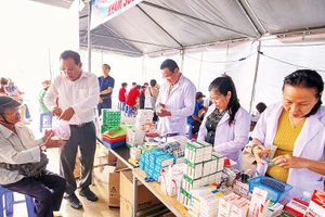 Khám, chữa bệnh miễn phí cho đoàn viên, công nhân lao động và người dân có hoàn cảnh khó khăn trên địa bàn phường Tân Ninh, Tây Ninh.