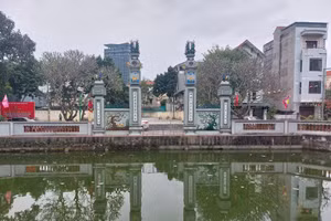 Cổng đình Phú Gia.