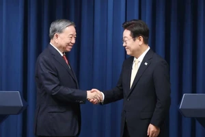 Tổng Bí thư Tô Lâm và Tổng thống Hàn Quốc Lee Jae Myung tại buổi gặp gỡ báo chí. (Ảnh TTXVN)