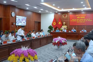 Hội nghị giao ban của Thường trực Tỉnh ủy Cà Mau với Thường trực Đảng ủy các xã, phường trong tỉnh được tổ chức bằng hình thức trực tiếp và trực tuyến. (Ảnh: MẪN CHI)