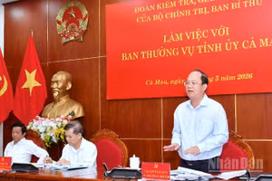 Đồng chí Nguyễn Hồ Hải, Ủy viên Trung ương Đảng, Bí thư Tỉnh ủy Cà Mau (bìa phải) tham gia ý kiến tại buổi làm việc với Đoàn kiểm tra, giám sát số 22 của Bộ Chính trị.