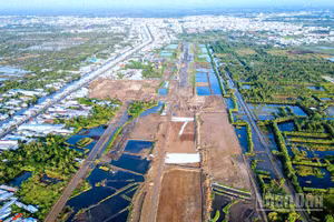 Một góc công trình mở rộng, nâng cấp Cảng Hàng không Cà Mau trong giai đoạn thi công nhìn từ trên cao.
