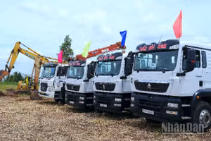Thiết bị tập kết phục vụ thi công xây dựng công trình Đền tưởng niệm Anh hùng liệt sĩ và người có công tỉnh Cà Mau.