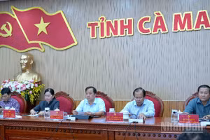 Lãnh đạo tỉnh Cà Mau tham gia chủ trì, điều hành tại điểm cầu chính của lớp bồi dưỡng tại Cà Mau.