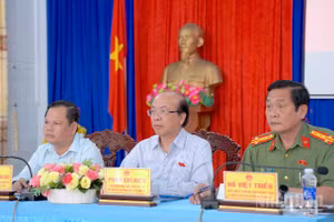 Đoàn đại biểu Quốc hội tỉnh Cà Mau tiếp xúc cử tri tại điểm cầu xã Cái Nước, tỉnh Cà Mau.