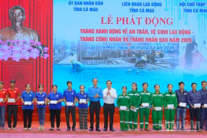 Đại diện lãnh đạo tỉnh Cà Mau và Liên đoàn Lao động tỉnh (đứng giữa) trao quà tặng cho công nhân, công đoàn viên, người lao động tại lễ phát động.