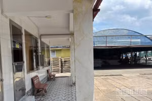 Khu vực đóng bao bì (bên phải) - nơi công nhân C gặp sự cố về điện dẫn đến tử vong ở miền biển Sông Đốc, tỉnh Cà Mau.