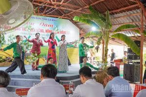 Một tiết mục văn nghệ đậm bản sắc vùng nông thôn Cà Mau trước khi phiên tọa đàm diễn ra.