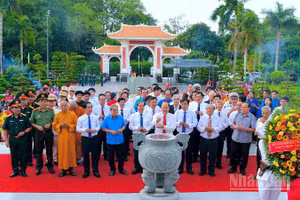 Đoàn đại biểu của Tỉnh ủy, Hội đồng nhân dân, Ủy ban nhân dân, Ủy ban Mặt trận Tổ quốc Việt Nam tỉnh Cà Mau cùng đại biểu Trung ương thực hiện nghi thức dâng hương tưởng niệm Chủ tịch Hồ Chí Minh tại Khu tưởng niệm phường An Xuyên.