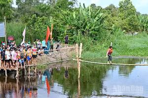 Du khách tham gia hoạt động trải nghiệm tại khu dịch vụ Vườn quốc gia U Minh hạ, tỉnh Cà Mau.