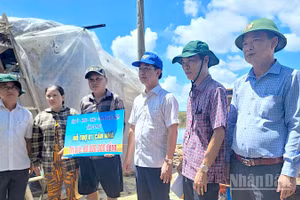 Phó Bí thư Tỉnh ủy, Chủ tịch Ủy ban Mặt trận Tổ quốc Việt Nam tỉnh Cà Mau Hồ Thanh Thủy (thứ 3 từ phải qua) trao hỗ trợ cho người dân phường Láng Tròn.