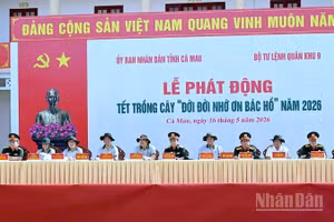 Lãnh đạo cấp ủy, chính quyền tỉnh Cà Mau và lãnh đạo Quân khu 9 tham dự lễ phát động Tết trồng cây tại điểm cầu phường An Xuyên, tỉnh Cà Mau.