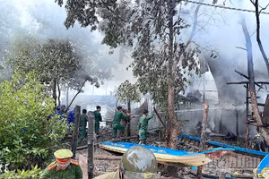 Lực lượng Bộ đội cùng các đơn vị có liên quan tại xã Phan Ngọc Hiển (tỉnh Cà Mau) tham gia dập lửa.