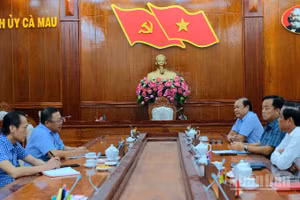 Quang cảnh buổi làm việc giữa Báo Nhân Dân với Thường trực Tỉnh ủy Cà Mau vào chiều 13/5.