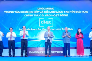 Đồng chí Nguyễn Hồ Hải, Ủy viên Trung ương Đảng, Bí thư Tỉnh ủy Cà Mau (thứ 3 từ trái sang) cùng các lãnh đạo tỉnh Cà Mau và đại biểu thực hiện nghi thức công bố thành lập CiNEC Cà Mau.