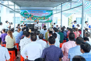 Đông đảo người dân đến các điểm khám sức khỏe miễn phí tại Trung tâm y tế xã Đầm Dơi, tỉnh Cà Mau. 