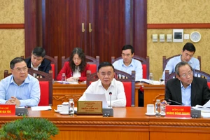 Đồng chí Trần Cẩm Tú, Ủy viên Bộ Chính trị, Thường trực Ban Bí thư, Trưởng Tiểu ban Tổ chức phục vụ Đại hội XIV của Đảng phát biểu tại cuộc họp.