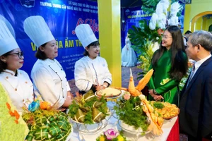 Các đại biểu tham quan những gian hàng trưng bày, giới thiệu đặc sản tại Lễ hội Văn hóa Ẩm thực Hà Nội.