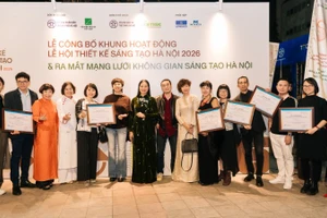 Đại diện các không gian sáng tạo của Hà Nội phấn khởi khi được chứng nhận là Không gian văn hóa sáng tạo.