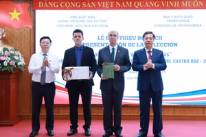 Đồng chí Trần Thanh Lâm, Ủy viên Trung ương Đảng, Phó Trưởng Ban Tuyên giáo Trung ương và PGS,TS Vũ Trọng Lâm, Giám đốc - Tổng Biên tập Nhà xuất bản Chính trị quốc gia Sự thật trao bộ sách tặng Đại sứ quán Cuba tại Việt Nam.