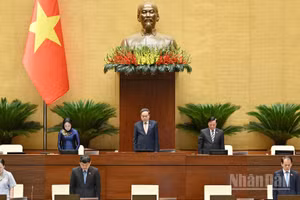 Quốc hội Việt Nam dành một phút mặc niệm tưởng nhớ cố Chủ tịch Quốc hội Lào Saysomphone Phomvihane. (Ảnh: THỦY NGUYÊN)