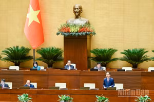 Bộ trưởng Tư pháp Hoàng Thanh Tùng phát biểu giải trình, làm rõ một số vấn đề đại biểu Quốc hội nêu trong phiên thảo luận về dự án Luật Phát triển đô thị sáng 11/8. (Ảnh: DUY LINH) 