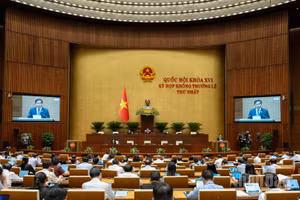 Quang cảnh phiên họp ở hội trường sáng 6/8. (Ảnh: THỦY NGUYÊN)
