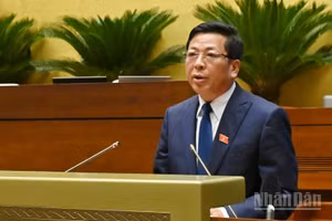 Bộ trưởng Xây dựng Trần Hồng Minh trình bày tờ trình tóm tắt dự án Luật. (Ảnh: THỦY NGUYÊN)