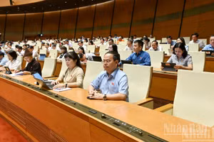 Các đại biểu Quốc hội dự một phiên thảo luận ở hội trường tại Kỳ họp không thường lệ thứ nhất, Quốc hội khóa XVI. (Ảnh: THỦY NGUYÊN)