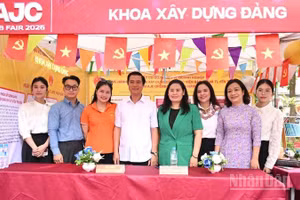 Các đại biểu tại gian Khoa Xây dựng Đảng, Học viện Báo chí và Tuyên truyền. (Ảnh: PV)