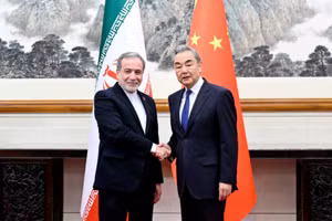 Bộ trưởng Ngoại giao Iran Abbas Araghchi và Bộ trưởng Ngoại giao Trung Quốc Vương Nghị. (Ảnh: Bộ Ngoại giao Trung Quốc)