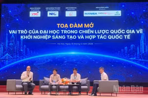 Các diễn giả trao đổi tại phiên đối thoại trong khuôn khổ diễn đàn. (Ảnh: HNV)