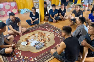 Công an tỉnh Tuyên Quang phát hiện và bắt giữ các đối tượng đánh bạc bằng hình thức xóc đĩa.