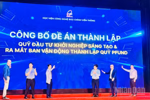 Các đại biểu ấn nút công bố Đề án thành lập quỹ. (Ảnh: HNV)