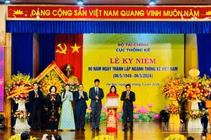 Lãnh đạo Cục Thống kê đón nhận Huân chương Lao động hạng Nhất tại lễ kỷ niệm. (Ảnh: HNV)
