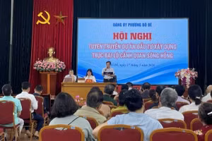Lãnh đạo phường Bồ Đề trao đổi với người dân về dự án Trục Đại lộ cảnh quan sông Hồng. 