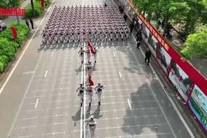 [Video] Người dân Thủ đô chào đón các khối tổng hợp luyện diễu binh, diễu hành lần thứ nhất của sự kiện A80