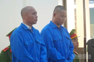 Hai bị cáo tại phiên tòa.