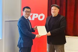 Đại sứ Vũ Lê Thái Hoàng trao Thư cảm ơn của Ban chấp hành Trung ương Đảng Cộng sản Việt Nam tới tay đồng chí Günther Hopfgartner Chủ tịch KPÖ.