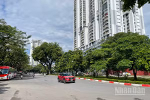 Dự báo khu vực Hà Nội ngày nắng nóng, chiều tối và đêm có mưa rào và dông vài nơi. (Ảnh: Đ.T)